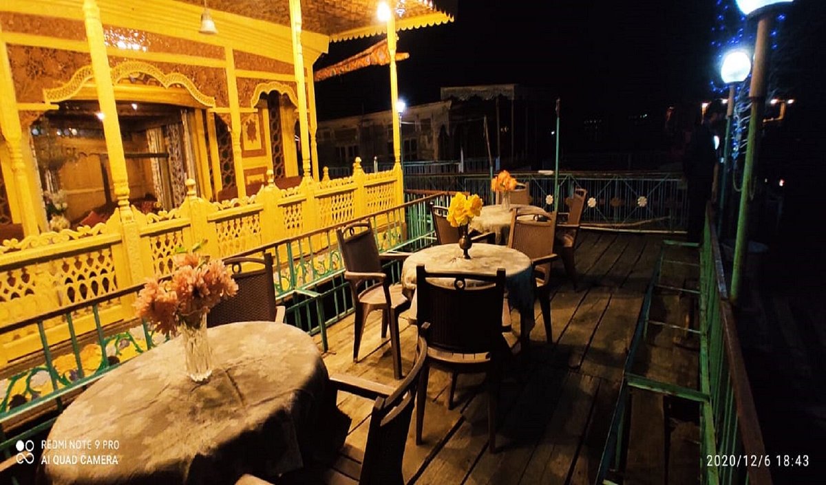 Dandoo group of houseboats